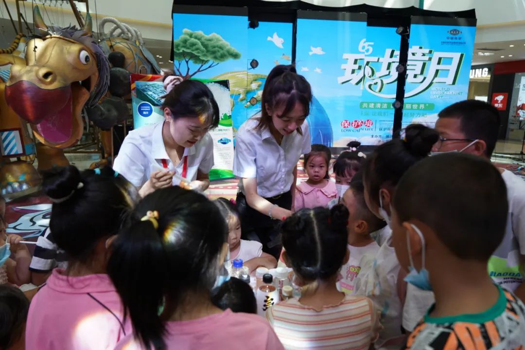 1720597941510 2022年6月3日,東華科技所屬東華天業公司聯合新疆建設兵團第八師石河子市生態環境局在新疆萬達商場舉辦“共建清潔美麗世界”六五環境日公益宣傳活動