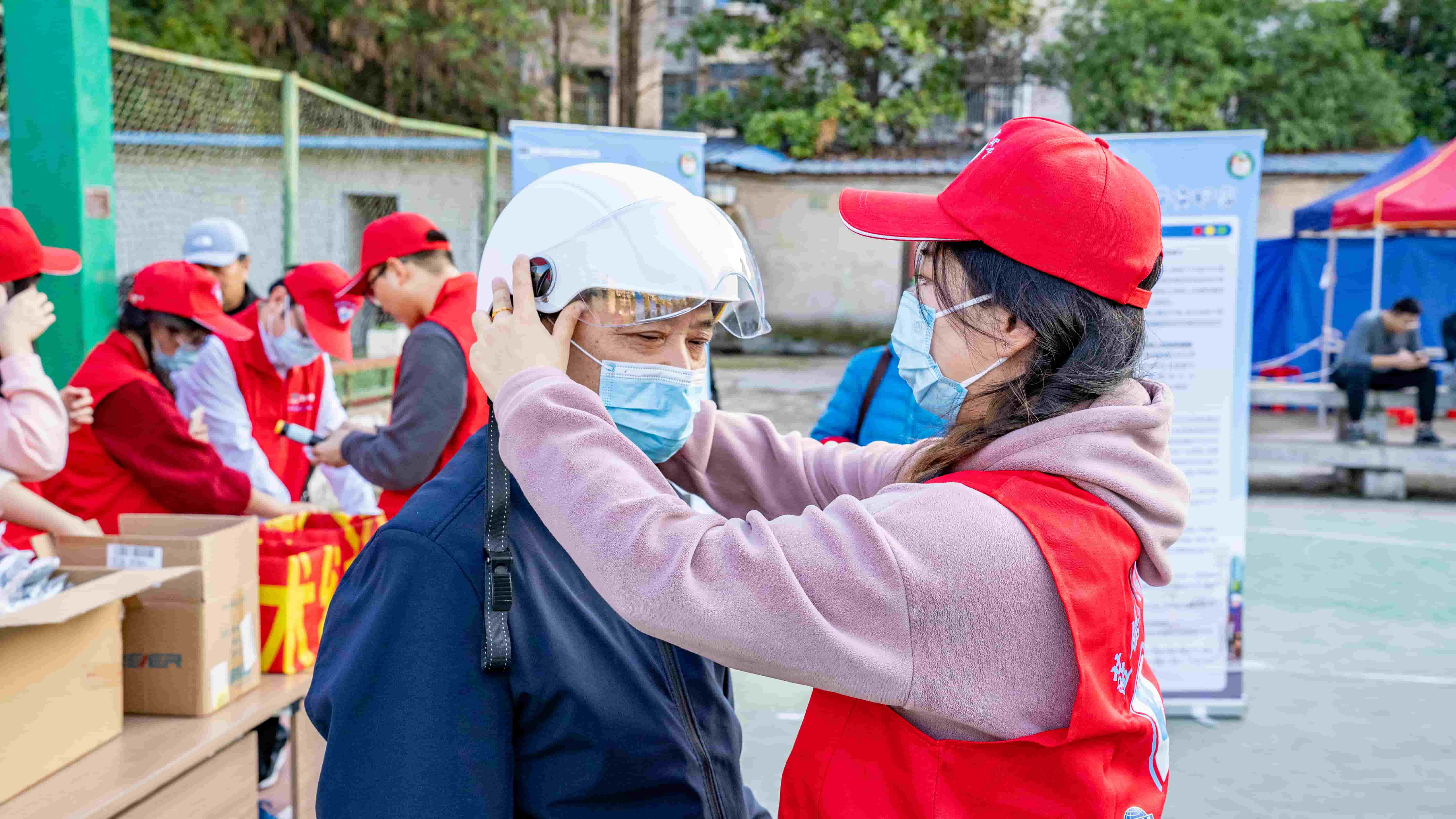 1720598022400 freecompress-2022年12月2日,藍(lán)鴿志愿隊走進(jìn)社區(qū)開展“文明守法,平安回家”交通安全宣傳活動(1)