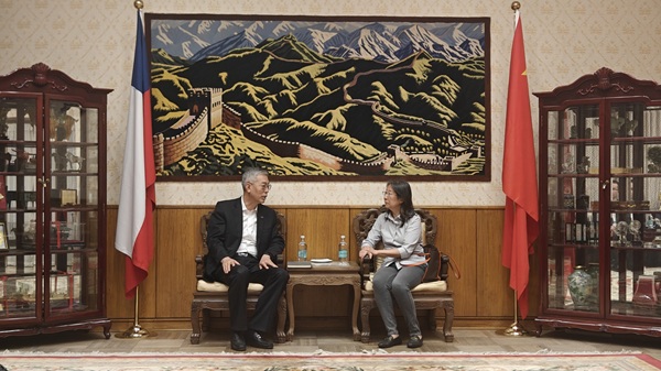 1767769691878 圣地亞哥中國駐智利大使館,參贊李萌 - 副本